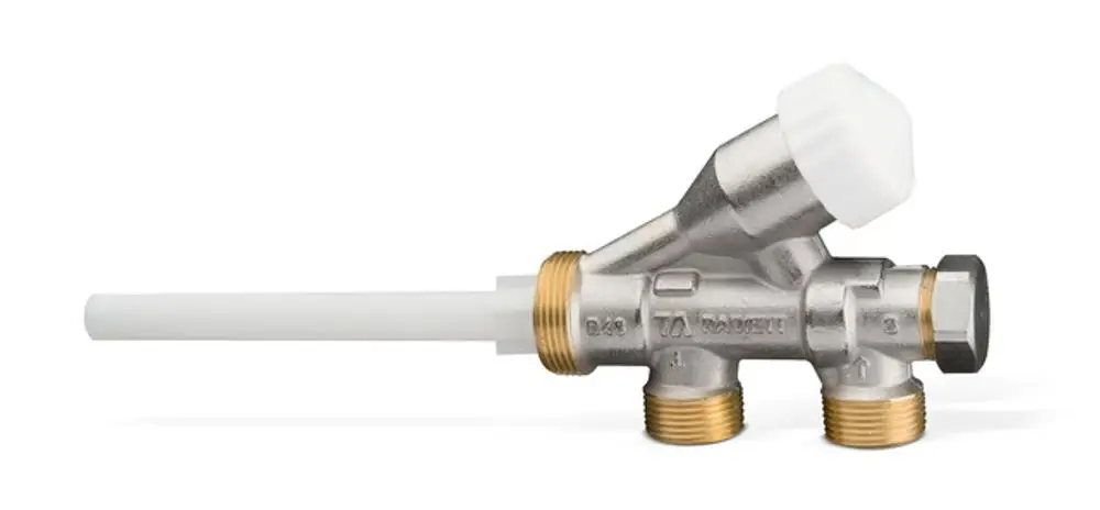 Heimeier-Ventil mit seitlichem Anschluss, aus vernickeltem Metall. Teil von IMI Hydronic Engineering, verwendet für die Regelung von Heizungsanlagen.